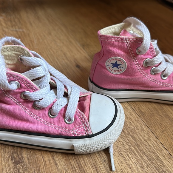 Pink baby converse sz4 - Picture 2 of 4